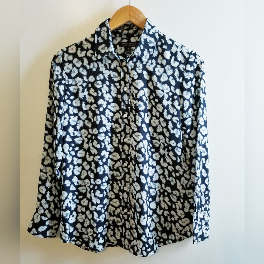 Banana Republic Blue White Lepoard Print Dillon Buttonws Blouse PS Office Formal